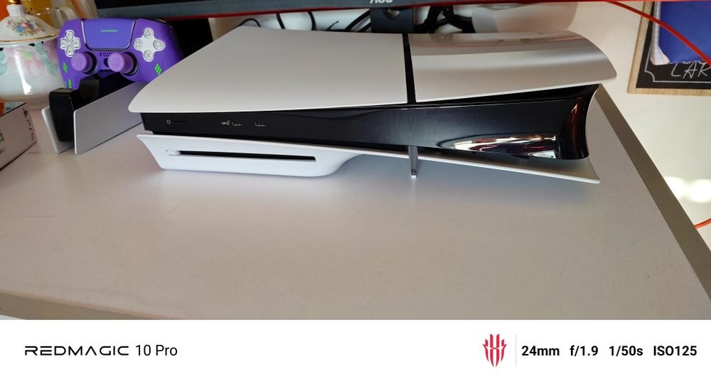 Vendo ou troco Ps5  com 5 jogos inclusos , 1 comando e um suporte carregador Sony