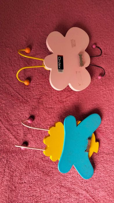 Dois cabides de parede, para criança