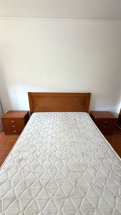 Cama de casal e duas mesas de cabeceira em cerejeira