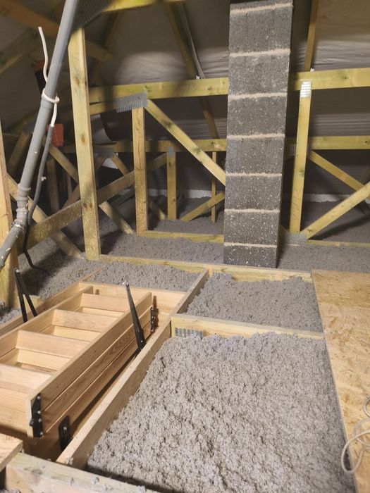 Ocieplenie poddasza, naprawa izolacji w jeden dzień; celuloza Thermofloc F λ 0,037