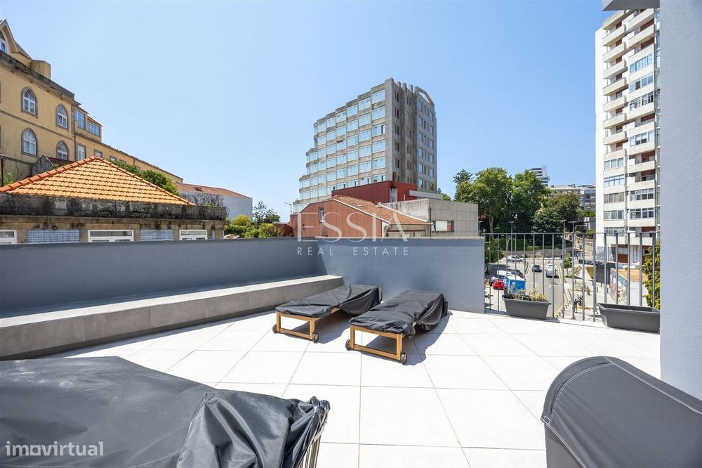 T2 Duplex Apartment with Terrace Near the Crystal Palace