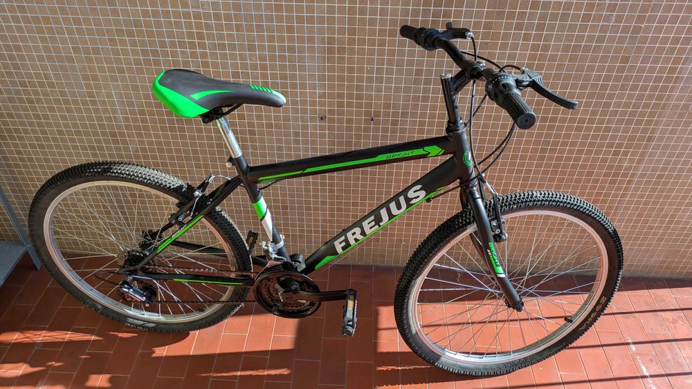 Vendo bicicleta MTB Frejus, modelo em preto e verde, com rodas aro 24" e 18 velocidades.