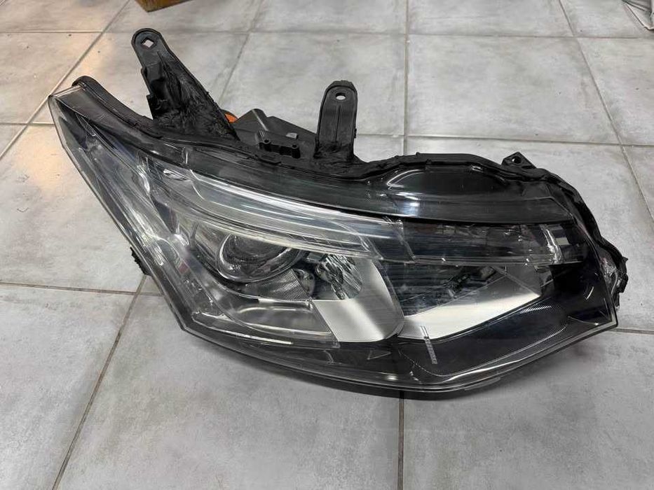 Óptica direita Mitsubishi Outlander III apoios soldados.
