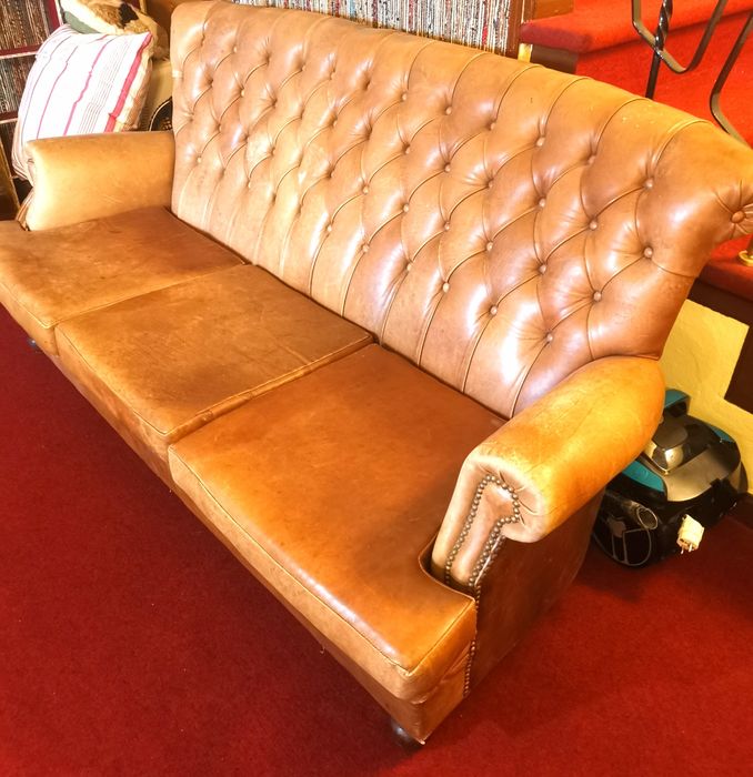 Sofá tipo  Chesterfield em pele