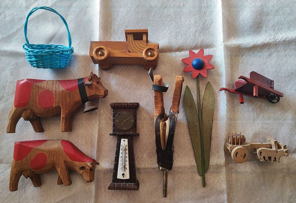 Lote variado de brinquedos em madeira - antigos