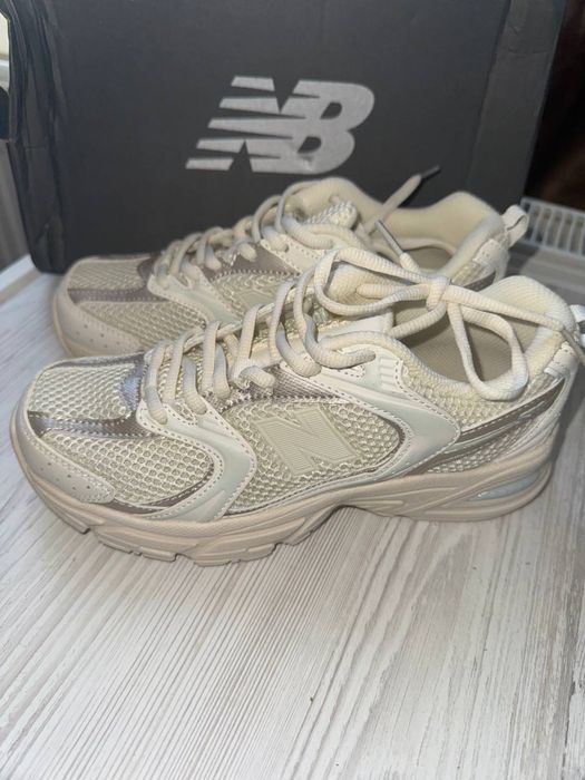 Кросівки жіночі