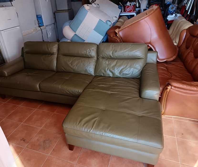 Sofá chaise long em couro verde