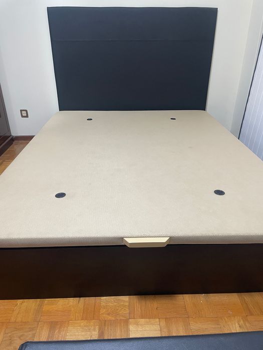 Cama de casal com arrumo