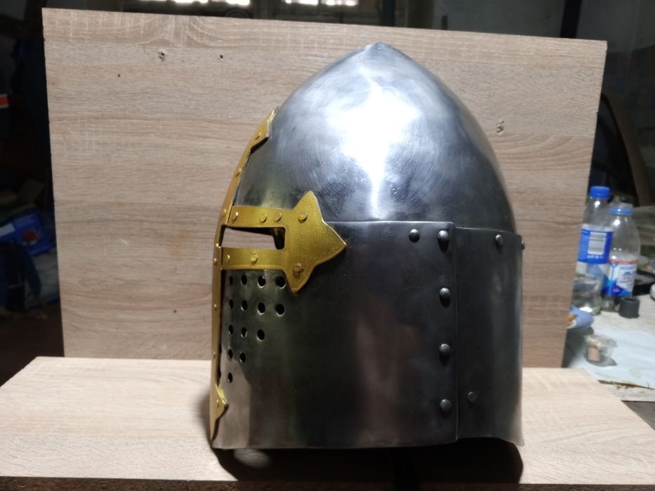 Рыцарский шлем Топхельм.