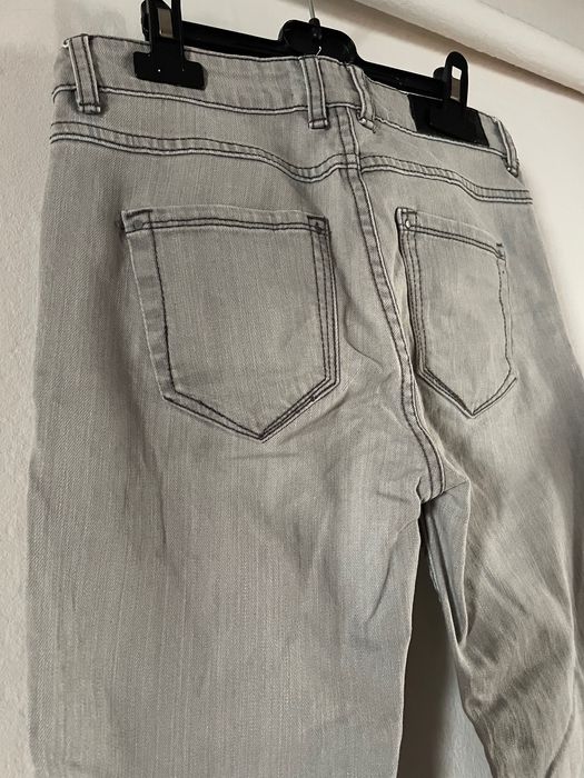 Szare jasne dżinsy skiny xs stradivarius