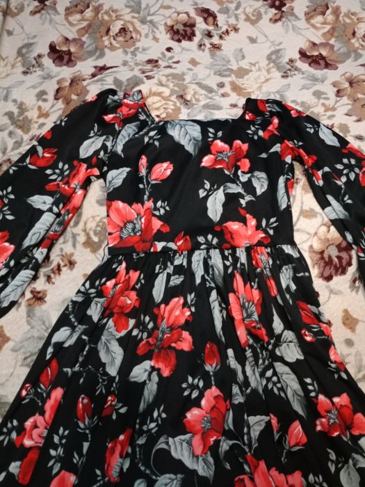 Платье чёрное в цветы