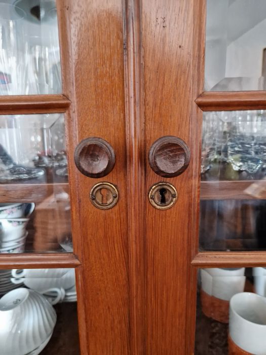 Armário clássico de sala em madeira