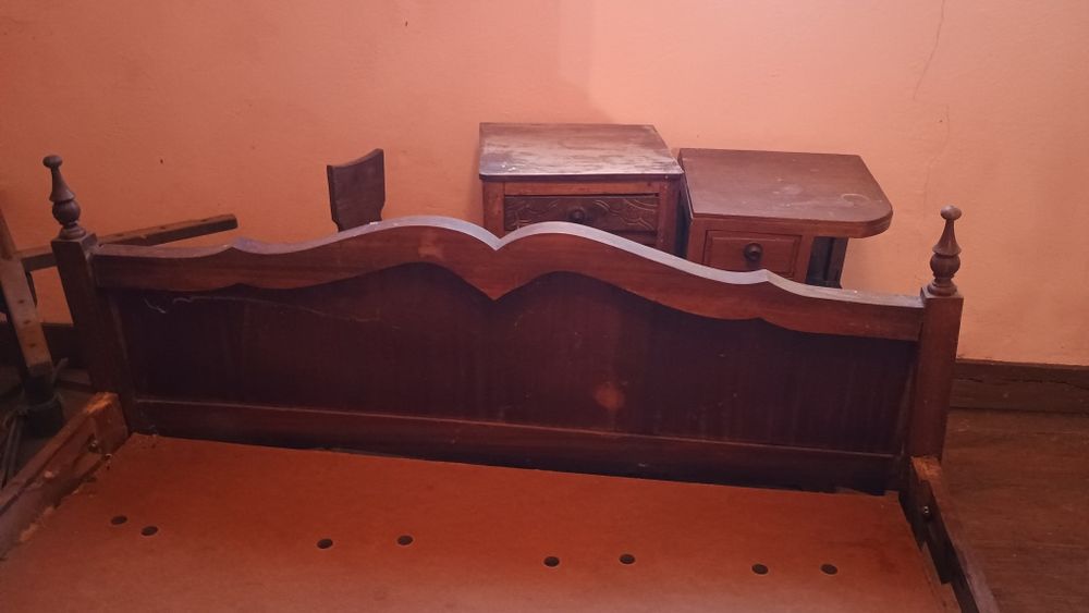 Cama de madeira antiga