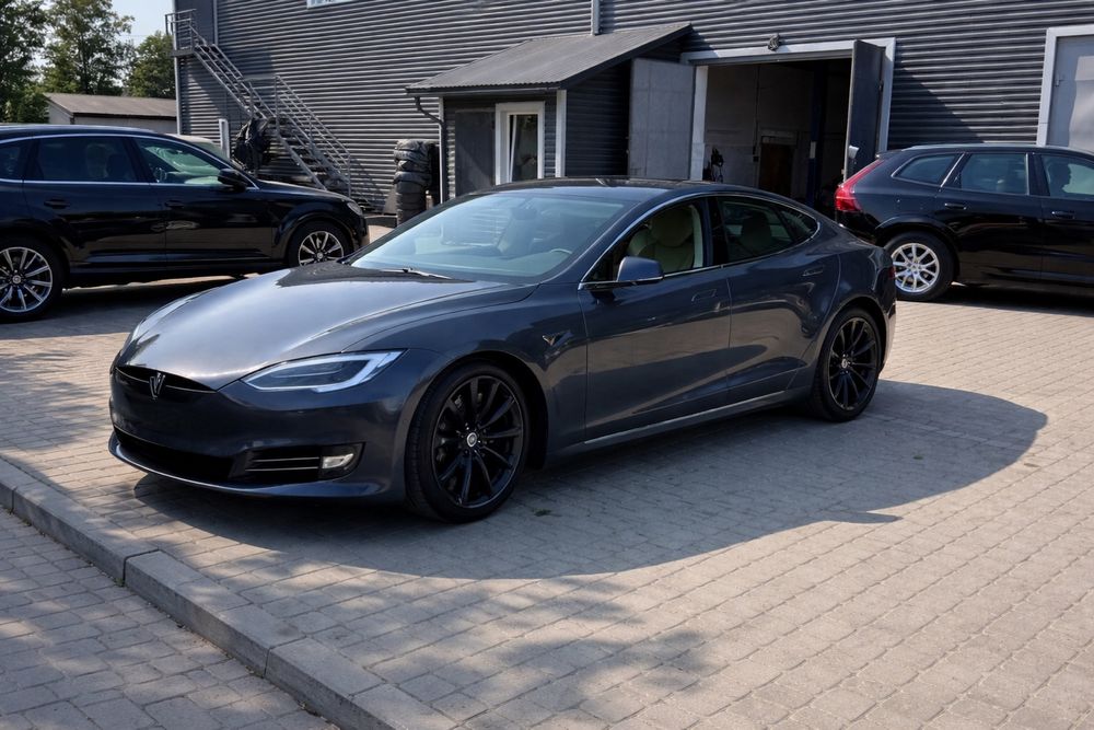 Продам Tesla Model S 90D