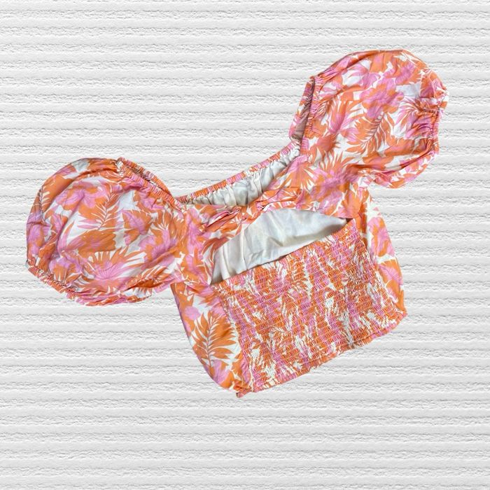 Жіночий топ різних фасонів