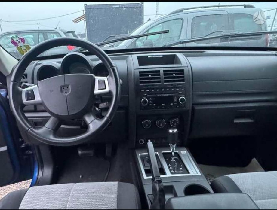 Внедорожник Dodge Nitro 2010 год