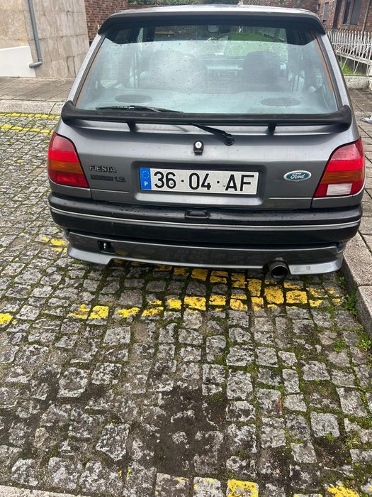 Ford Fiesta 1.1 vendo carro a trabalhar e a andar, com batida à frente