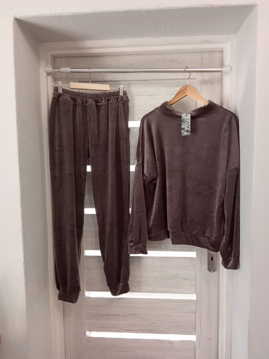 Dres z weluru z naszywką Luxury w magicznym kolorze.