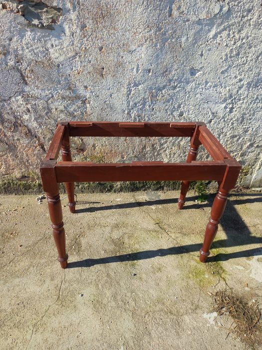 Estrutura de mesa de jantar em madeira  maciça