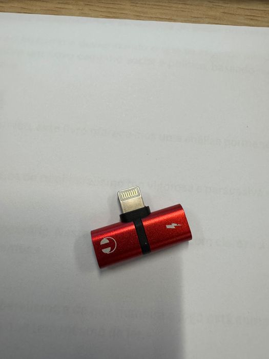 Adaptador Lightning para ascultadores e carregamento iPhone