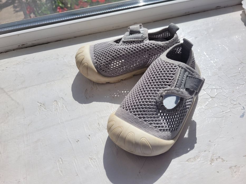 Тапки, кросівки, сандалі два розміри 22 і 23