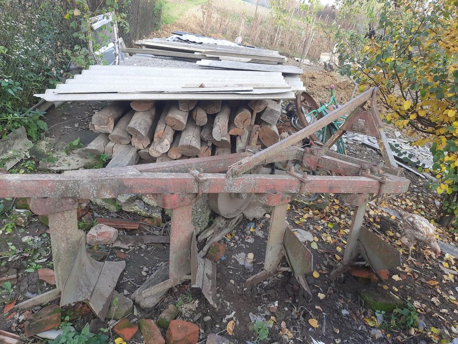 Плуги чотирьох корпусні в справному стані