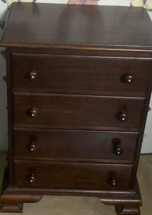 Cómoda em mogno com 4 gavetas