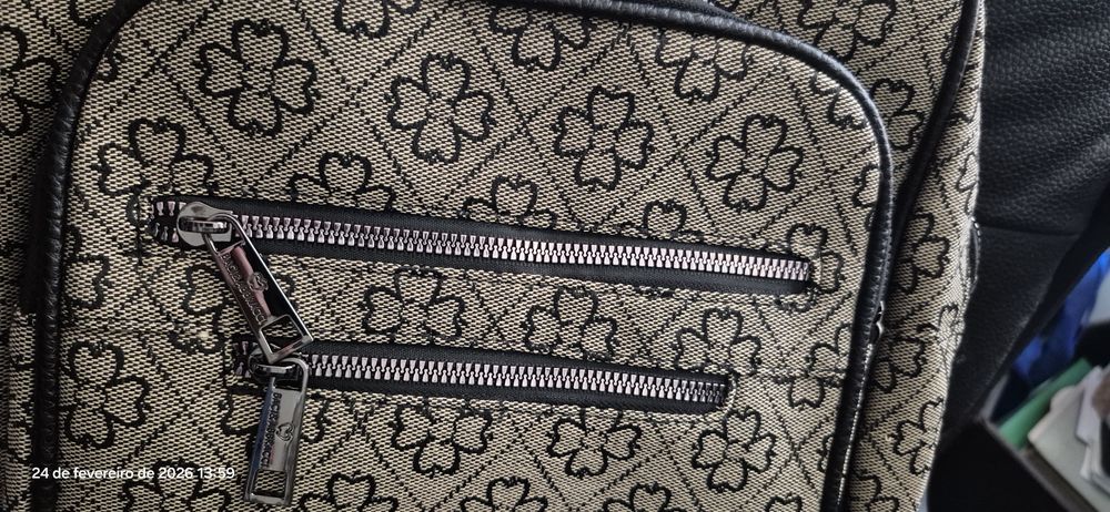 Mochila Feminina com Padrão Monograma e Detalhes em Pele – Prática e E