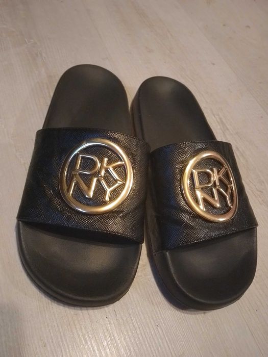 Czarne klapki damskie DKNY