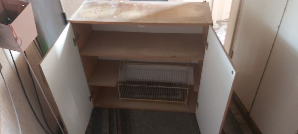 Тумбочка, шкаф кухонний та рукомийник