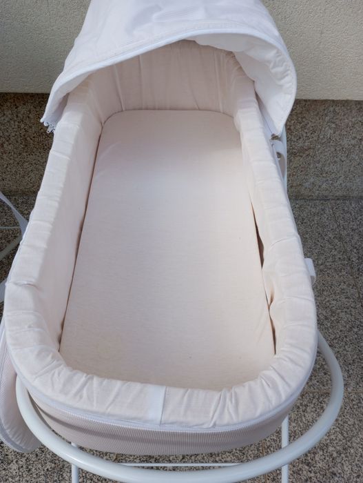 Alcofa de bebé com suporte em metal ki