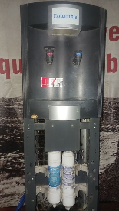 Dispensadora de água quente e fria em estado razoavel.