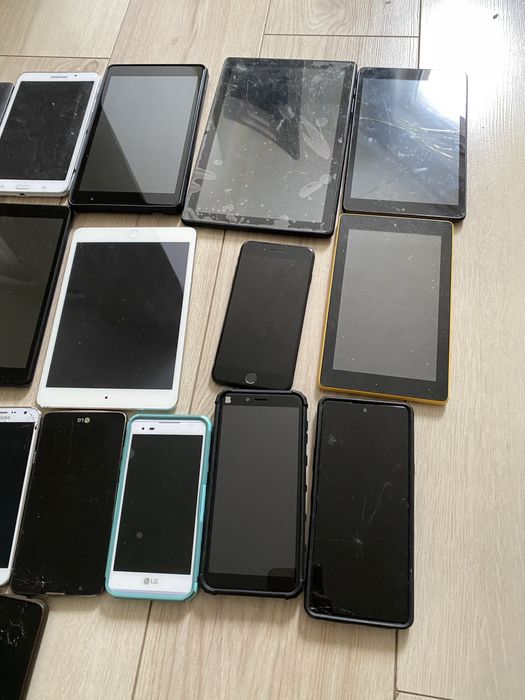 Продам лот планшетів і телефонів