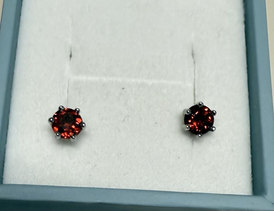 Ювелирные изделия с гранатами