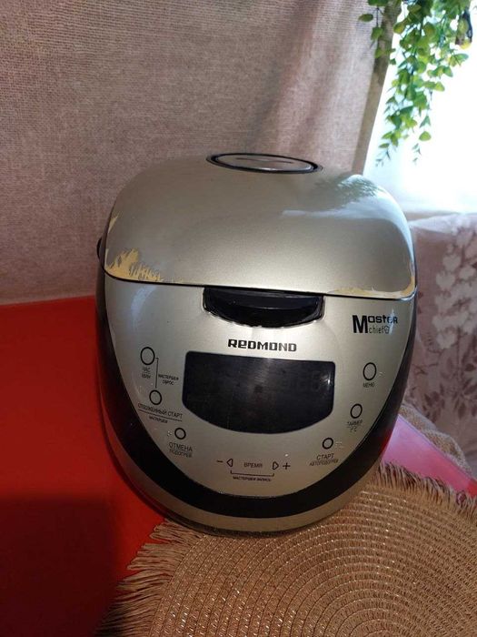Мультиварка Redmond RMC-M150. в робочому стані.Голосова