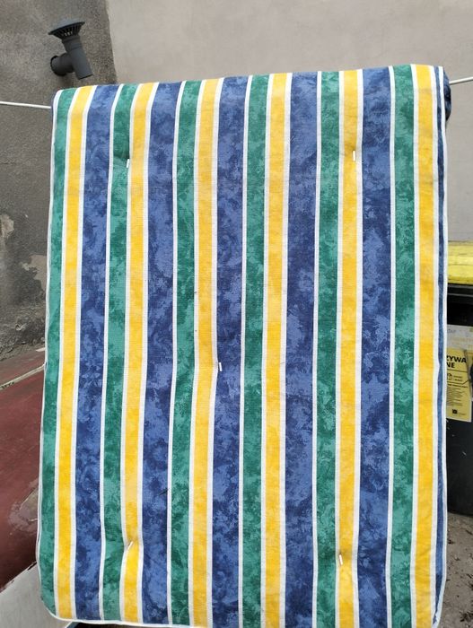 Łóżko polowe z materacem.