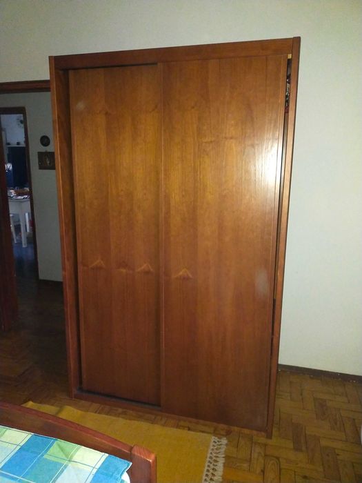 Mobília de quarto de solteiro, madeira maciça e ótimo estado