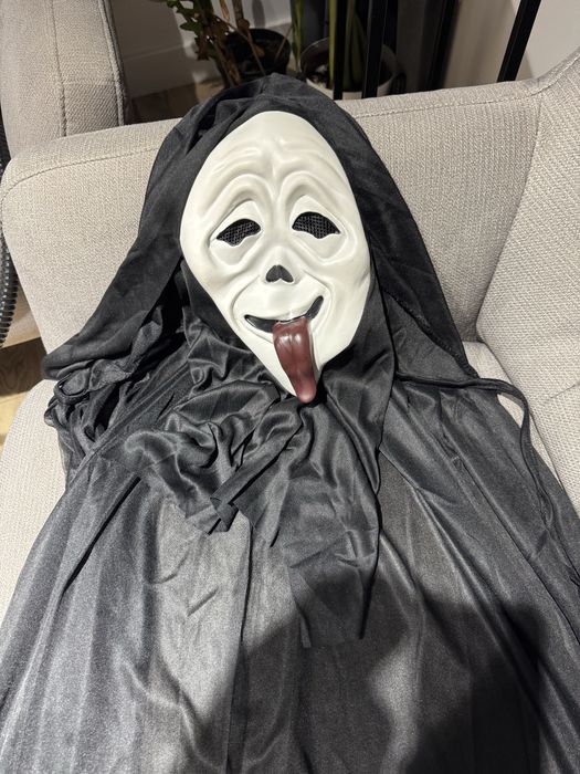 kostium składający się z czarnej peleryny z kapturem oraz maski