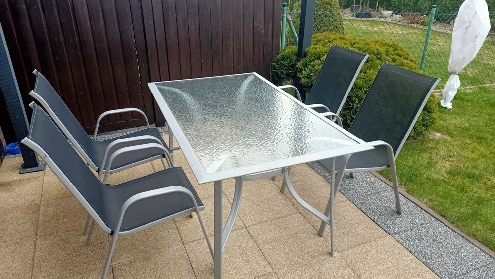 Elegancki zestaw ogrodowy - stół + 4 krzesła