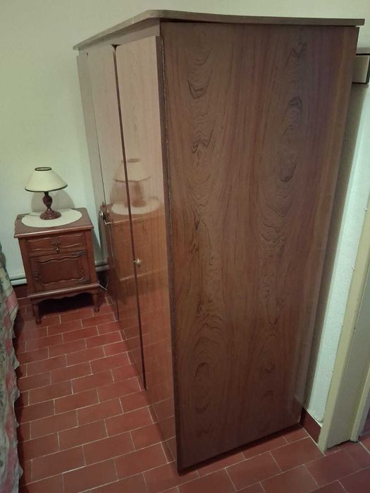 Roupeiro espaçoso em bom estado