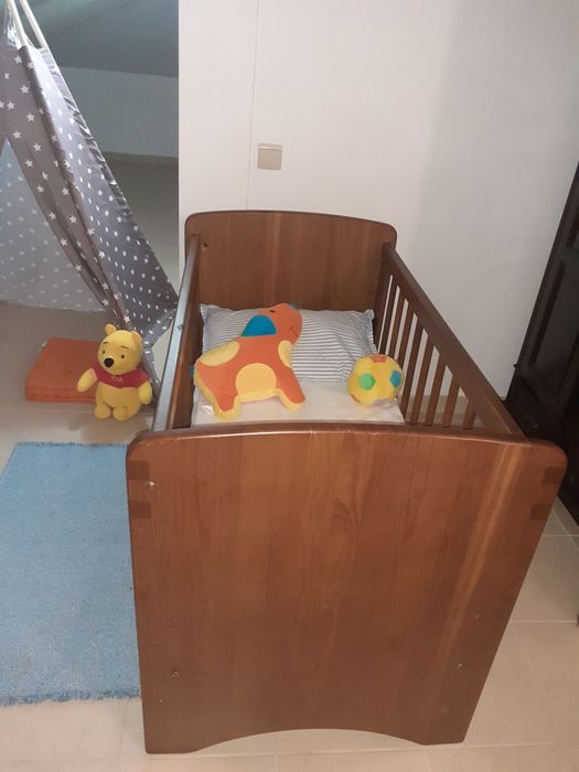 Berço de grades em madeira maciça, com colchão incluído