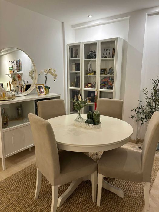 Conjunto mesa extensível e 4 cadeiras