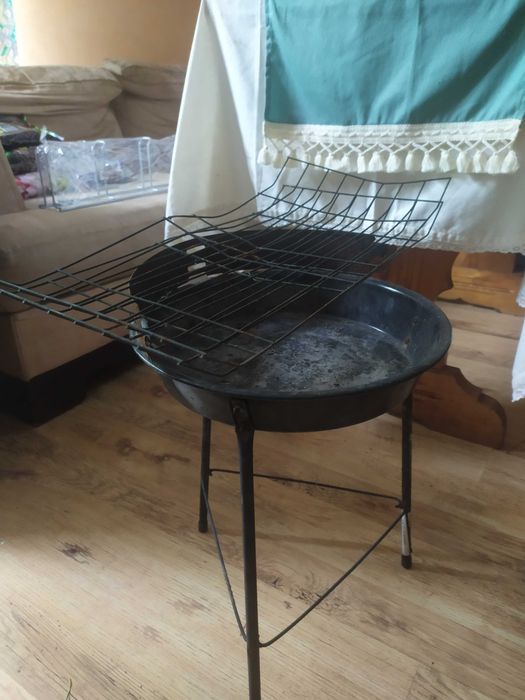 Grill ogrodowy z rusztami