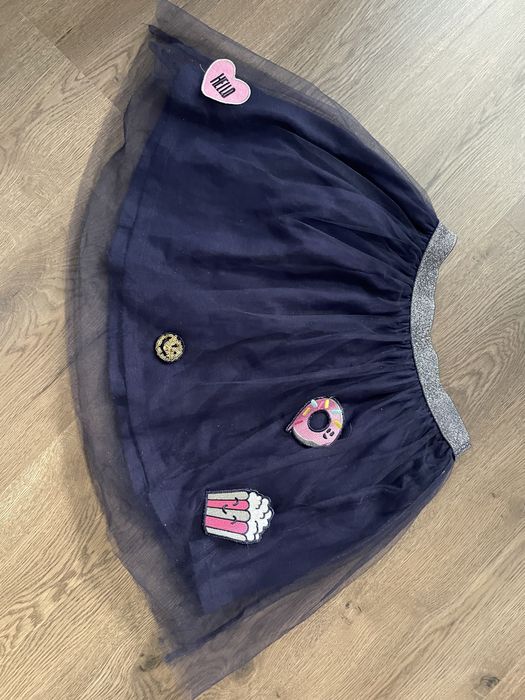 Синяя фатиновая юбка на резинке с нашивками