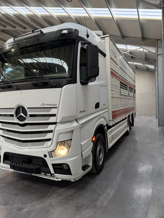 Mercedes do przewozu bydła