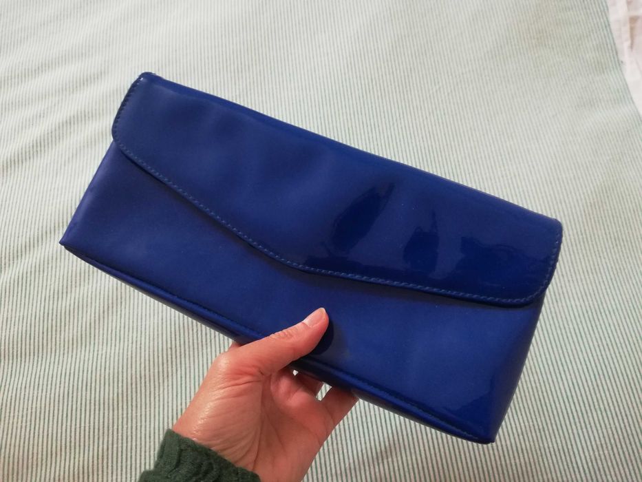 Mala envelope (clutch) azul eléctrico