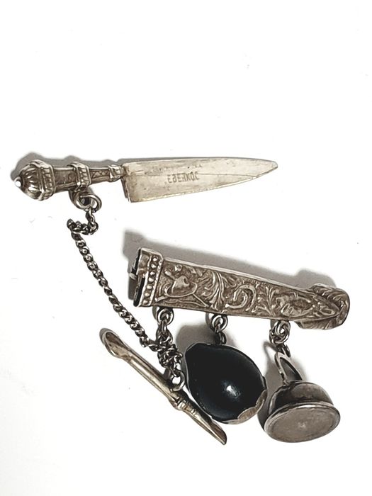 Vintage pregadeira agada com pingentes em prata