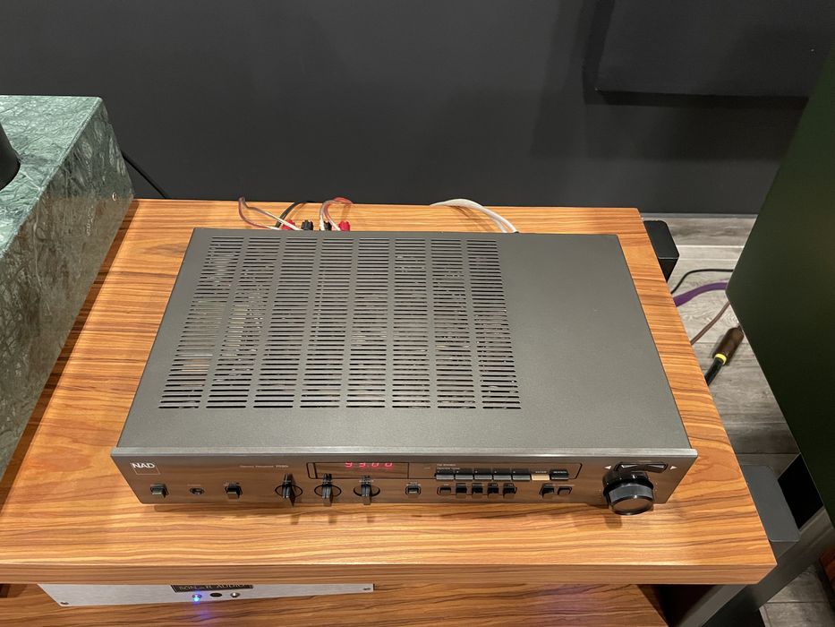NAD 7020i - amplituner stereo