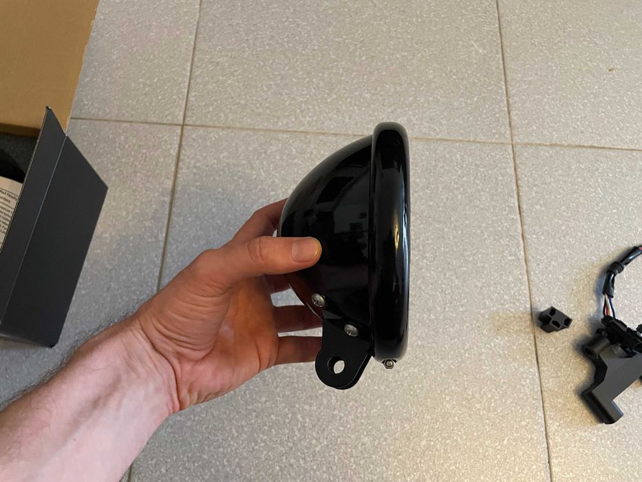 Caixa de farol Custom Dynamics 5.75" para Harley-Davidson