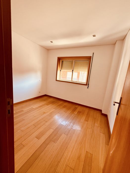 Apartamento T1 com lugar de garagem e arrumos